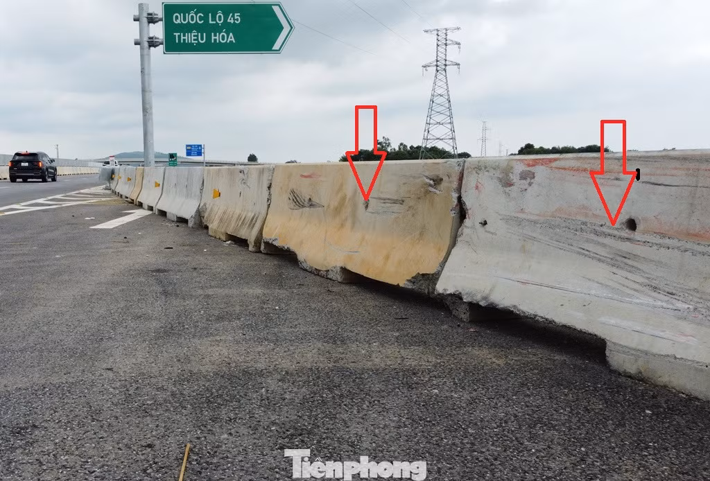 Ngoài vụ tai nạn xe khách trên, rất nhiều xe đã va, đâm phải bờ chắn ngang đường dẫn ra khỏi cao tốc tại nút giao Thiệu Giang, nhất là về ban đêm.