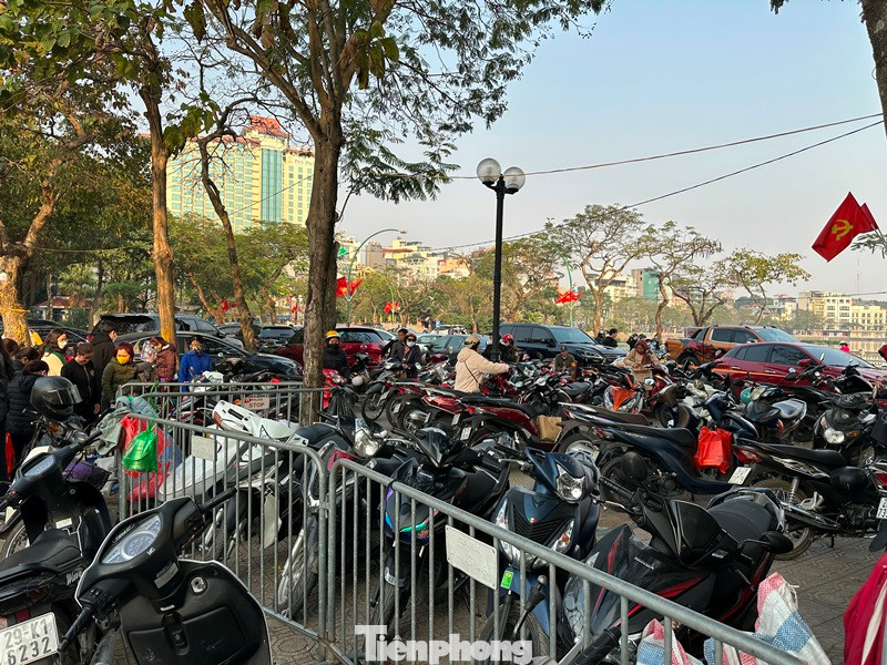 Bãi trông xe máy, ô tô tại chùa Trấn Quốc (quận Tây Hồ) chiếm toàn bộ vỉa hè, đường ven Hồ Tây và mỗi ngày đang có cả vạn lượt xe ra vào. Ngoài lần chiếm diện tích công cộng bãi xe này có giá gấp đôi, gấp ba giá quy định.