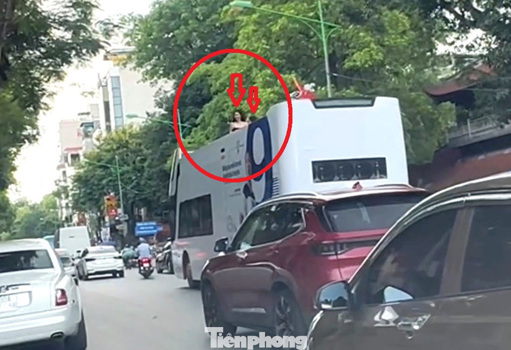 Thậm chí, từ thời điểm 11h đến 12h trưa 16/6 trên xe buýt 2 tầng có BKS 29B-01281 di chuyển từ phố Kim Mã – Nguyễn Thái Học (Ba Đình), sau đó qua Tôn Đức Thắng - Văn Miếu - Quốc Tử Giám (Đống Đa) còn có nhiều thiếu nữ đứng trên tầng 2 của xe buýt nhảy nhót, cười đùa trong khi xe 2 tầng đang di chuyển (vòng tròn đỏ).