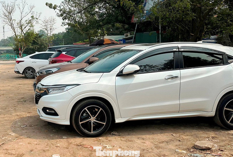 Ghi nhận trong 2 ngày qua tại bãi gửi ô tô ở khu đất trống Phủ Tây Hồ, mặc dù đã hết phép nhưng bãi xe có biển của Cty TNHH MTV HQ102 vẫn nhận xe vào gửi, thu giá cao.
