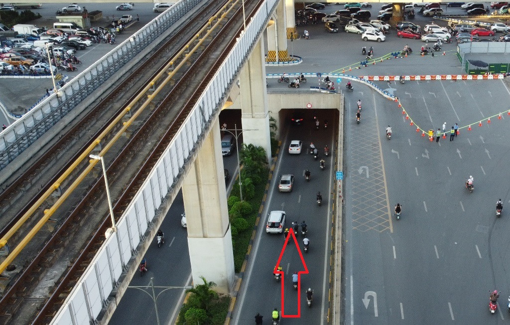 Trong thời gian hướng đi Ngã Tư Sở tại nút giao Thanh Xuân bị rào chắn, Sở GTVT Hà Nội có phương án phân luồng giao thông cho ô tô, xe máy đi xuống hầm (mũi tên đỏ) để đi hướng Ngã Tư Sở hoặc quay đầu tại điểm mở gần ngã ba Nguyễn Trãi - Nguyễn Tuân để tiếp cận đường Khuất Duy Tiến.