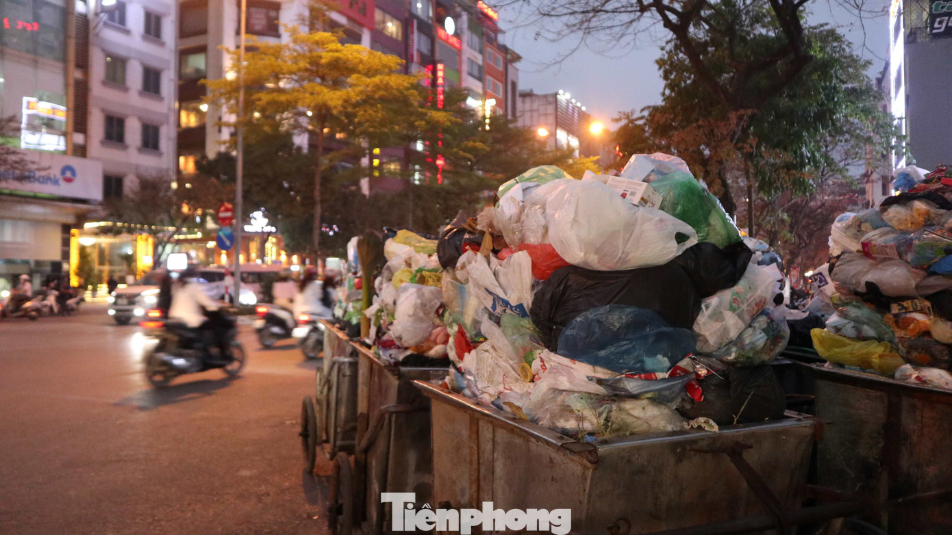 Theo chia sẻ của người dân, việc tập kết rác tại đây đã kéo dài trong suốt nhiều năm nay nhưng vẫn chưa có một phương án nào giải quyết dứt điểm. Theo chia sẻ của người dân, việc tập kết rác tại đây đã kéo dài trong suốt nhiều năm nay nhưng vẫn chưa có một phương án nào giải quyết dứt điểm.