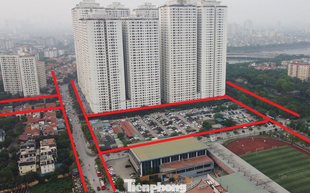 Thay vì được quản lý, sắp xếp bố trí, cấp phép các điểm, bãi trông xe phục vụ người dân, hiện các tuyến đường, khu đất trống xung quanh các tòa nhà HH Linh Đàm (theo đường đỏ) đang bị biến thành bãi trông ô tô xe tự phát, bãi xe lậu, bãi xe trá hình (cấp phép trông xe máy trên vỉa hè nhưng xuống đường cắm biển trông ô tô) và thu phí cao của người dân có ô tô.