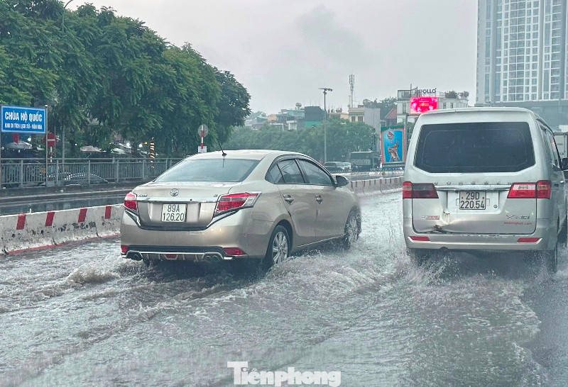 Nước ngập nước trên phố Nguyễn Khoái (Hai Bà Trưng).