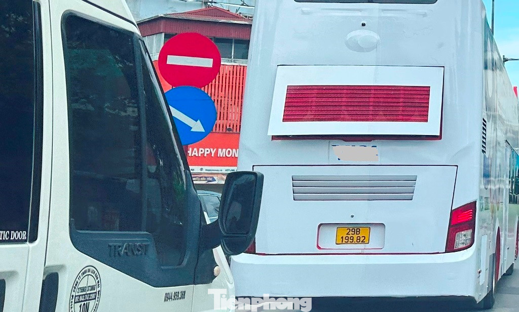 Tại nút giao Cửa Nam và các tuyến phố Hai Bà Trưng - Điện Biên Phủ (Hoàn Kiếm) xe buýt 2 tầng có BKS 29B-19982 còn nhiều lần di chuyển chậm, cản đường các xe đi phía sau