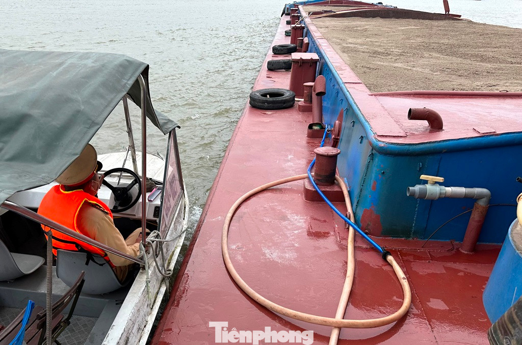 Trong mấy ngày qua, trên các đoạn sông Hồng, sông Đuống qua nội thành Hà Nội, Cảnh sát đường thủy tại đây đã triển khai kiểm tra, phát hiện và xử lý hàng chục tàu vi phạm, trong đó chiếm 80% lỗi vi phạm là tàu chở quá tải, phương tiện có trọng tải hàng nghìn tấn nhưng hết hạn đăng kiểm.