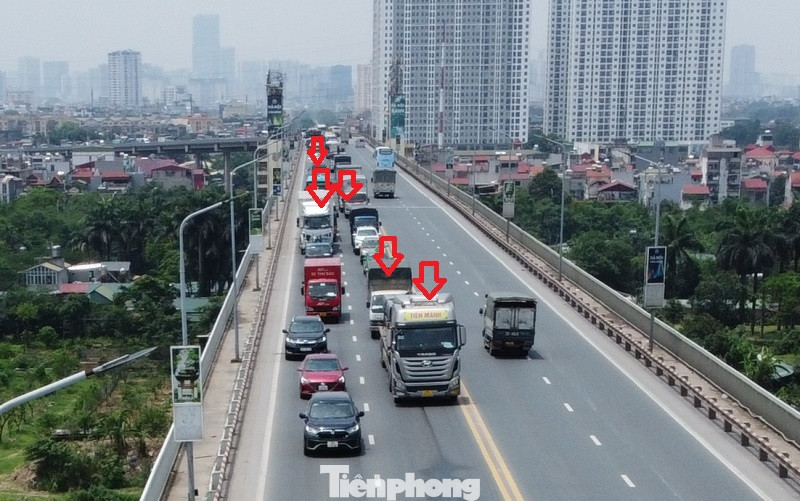 Vào thời điểm ùn tắc, có khá nhiều xe tải, xe công trường chở vật liệu xây dựng. Vào thời điểm ùn tắc, có khá nhiều xe tải, xe công trường chở vật liệu xây dựng.