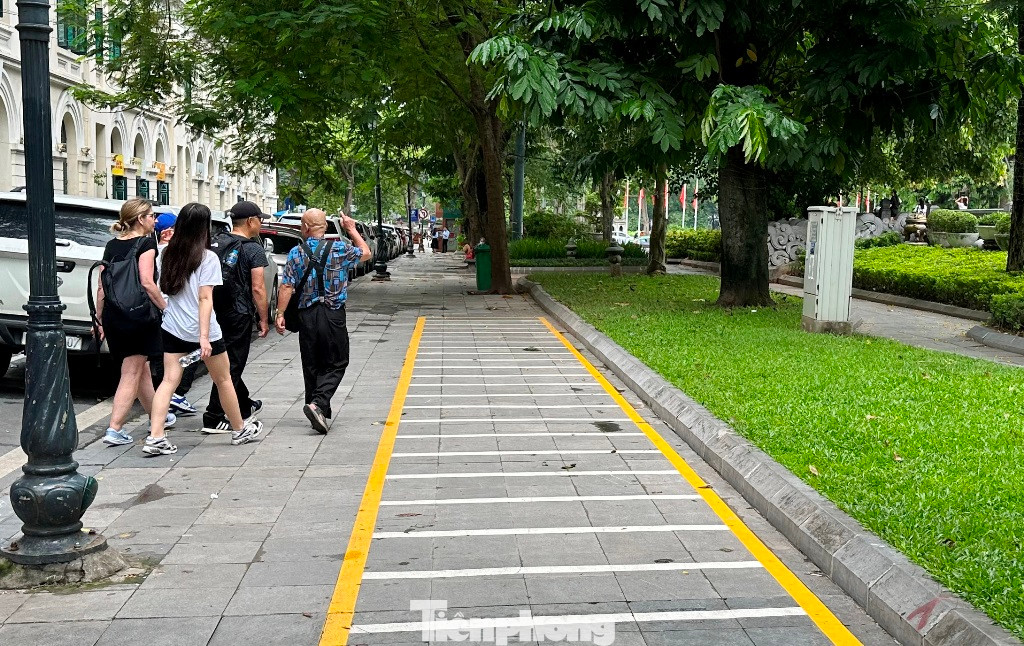 Nhiều người đi bộ, đặc biệt là khách Tây khi thấy các vạch liền trên vỉa hè đã không dám đi vào mặc dù điểm kẻ ô này đang để không 6 tháng qua.