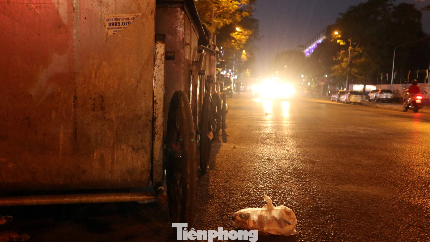 Người tham gia giao thông cũng phải đi tránh xa khu vực này vì rác chất đống, nồng nặc mùi hôi thối. Người tham gia giao thông cũng phải đi tránh xa khu vực này vì rác chất đống, nồng nặc mùi hôi thối.