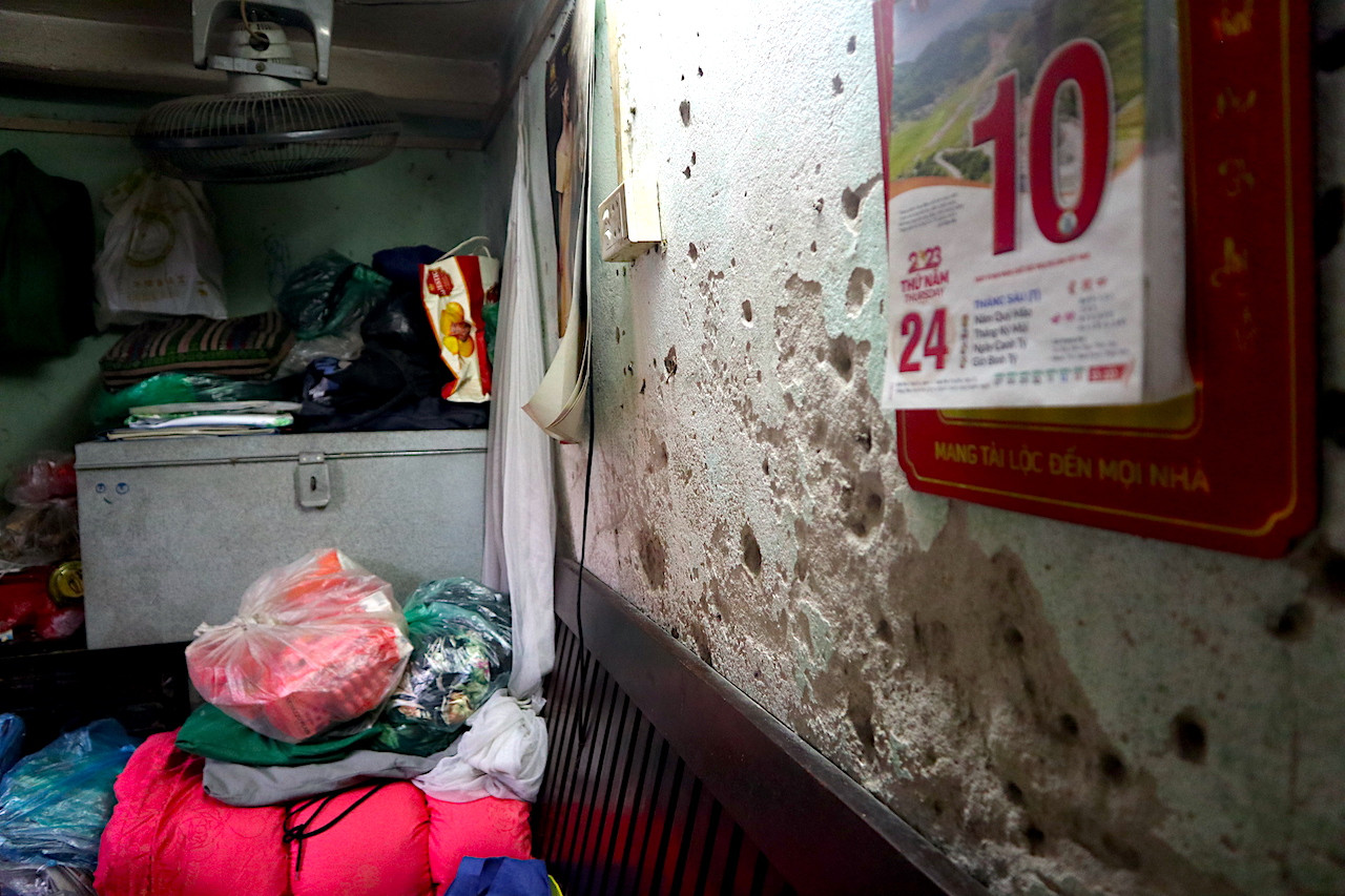 Chỗ ngủ đơn sơ, vừa là nơi tiếp khách, nơi ăn uống và sinh hoạt, buôn bán của cả gia đình.