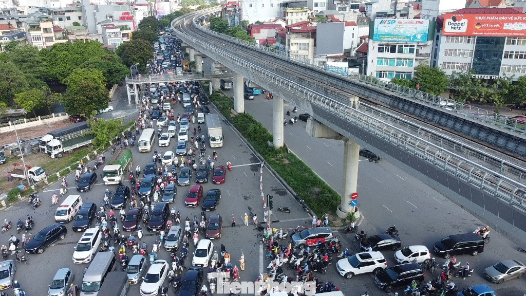 Ùn tắc kéo dài cả km trên đường Hồ Tùng Mậu chiều đổ về nút giao Mai Dịch sáng 11/7.