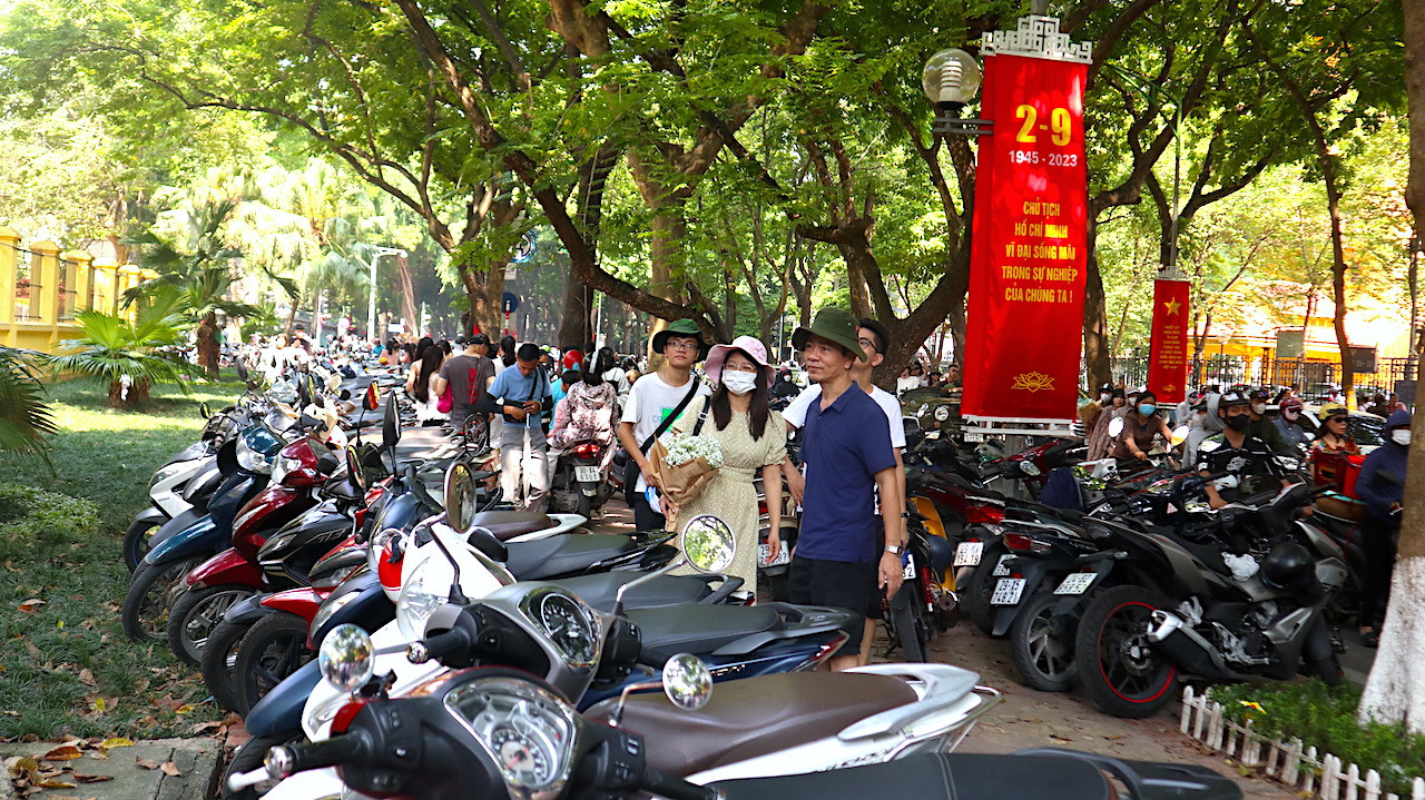 Cao điểm vào 10h, các địa điểm như: cổng trường THPT Phan Đình Phùng; khu vực di tích Cửa Bắc, đoạn ngã tư giao với đường Nguyễn Biểu lượng khách đổ về rất đông để chụp ảnh.