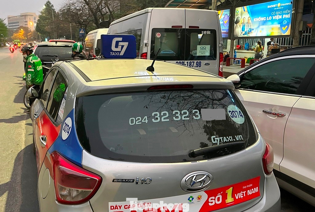 Trong các xe xếp hàng có nhiều xe chở khách, chạy hợp đồng, taxi, lái xe cho biết, nếu không kịp đăng kiểm trong 1, 2 ngày tới, xe của họ sẽ phải dừng hoạt động, gián đoạn việc chở khách, đưa đón học sinh, công nhân... đi học, đi làm theo hợp đồng. Trong các xe xếp hàng có nhiều xe chở khách, chạy hợp đồng, taxi, lái xe cho biết, nếu không kịp đăng kiểm trong 1, 2 ngày tới, xe của họ sẽ phải dừng hoạt động, gián đoạn việc chở khách, đưa đón học sinh, công nhân... đi học, đi làm theo hợp đồng.