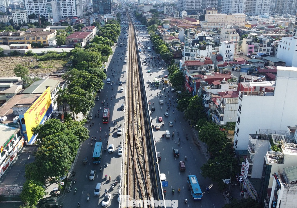 Hình ảnh hai bên đường Nguyễn Trãi kéo dài không còn dải phân cách và cột biển báo phân làn nằm ở giữa đường. Hình ảnh hai bên đường Nguyễn Trãi kéo dài không còn dải phân cách và cột biển báo phân làn nằm ở giữa đường.