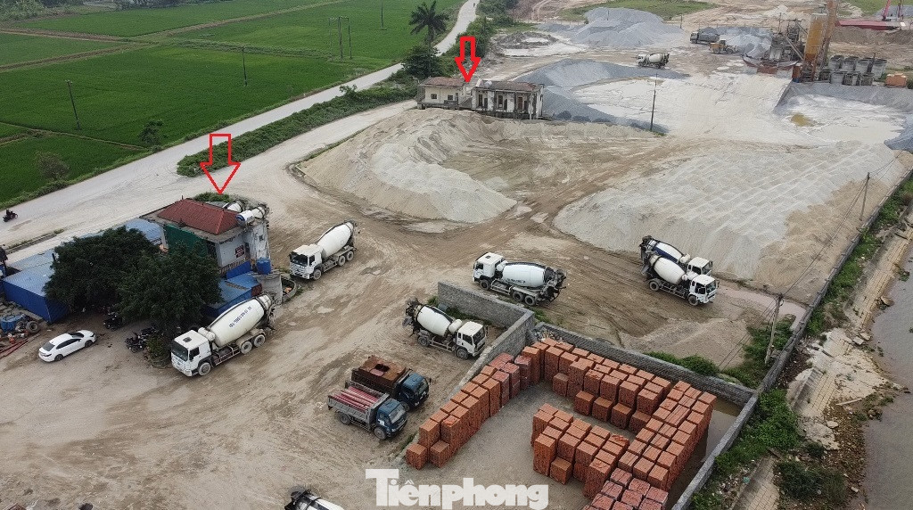 Với khu bãi sông rộng cả héc-ta được quây rào xung quanh có ghi tên đơn vị quản lý, sử dụng là Cty Cổ phần Công Tới (xã Xuân Tân, huyện Xuân Trường), hành lang bảo vệ đê và hành lang thoát lũ ở đây đang bị biến thành các bãi chứa cát sỏi, gạch nung và xe bồn dừng đỗ, 2 khu nhà xây kiên cố, trong đó 1 khu xây cao 2 tầng (mũi tên đỏ) tồn tại, hoạt động nhiều năm nay.