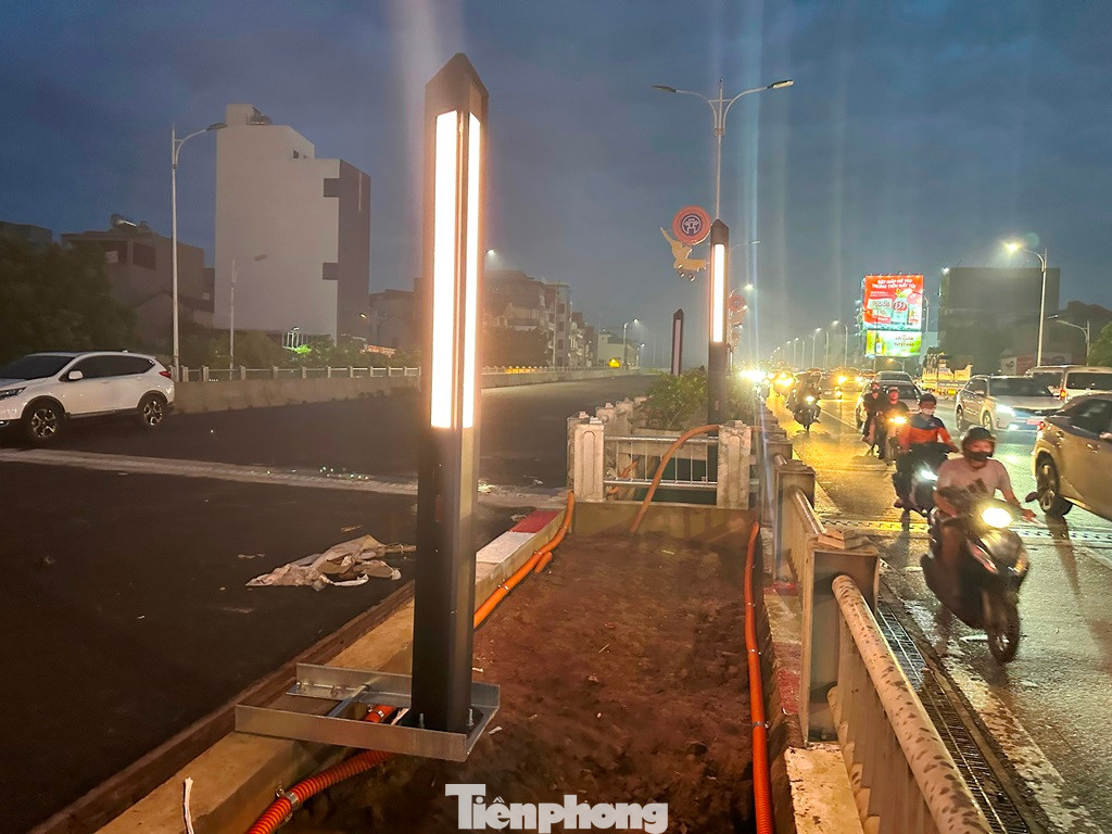 Hệ thống đèn chiếu sáng này khá bắt mắt khiến nhiều người đi đường thích thú.