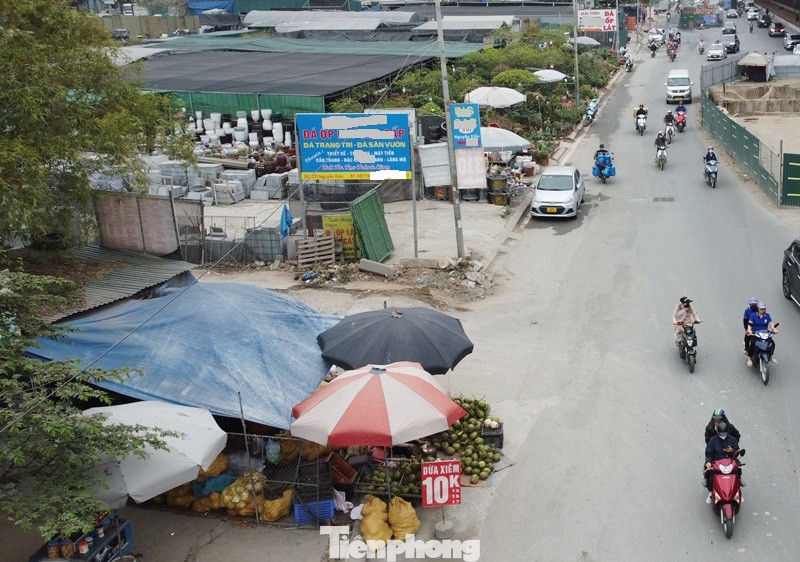 Thậm chí, ngoài chiếm vỉa hè, nhiều cửa hàng kinh doanh trái cây còn lấn cả xuống lòng đường đoạn qua công trường thi công.