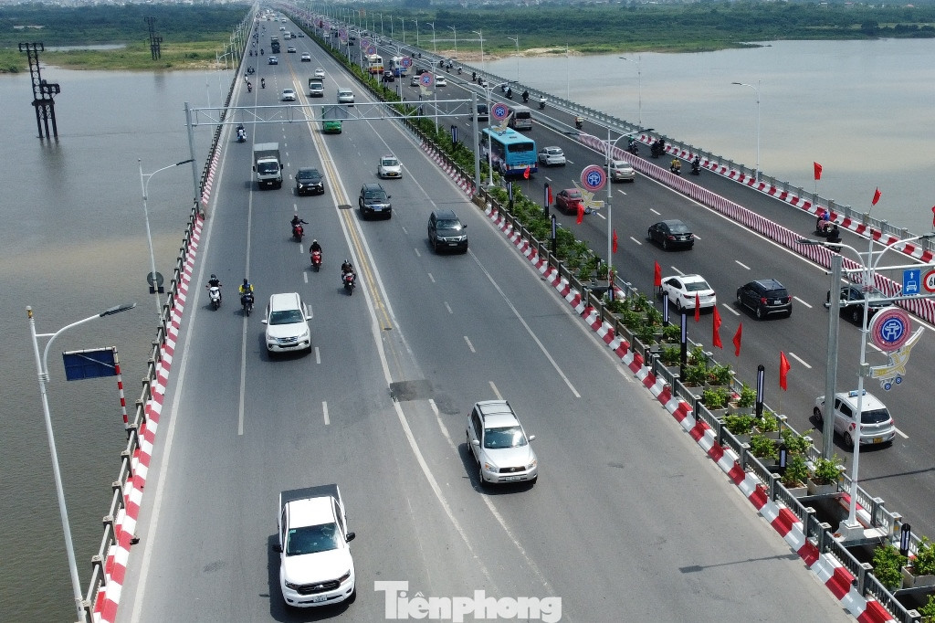 Do không có dải phân cách cứng tách dòng xe máy như chiều cầu mới, xe máy hiện đang đi lộn xộn, lấn sang cả làn ô tô. Do không có dải phân cách cứng tách dòng xe máy như chiều cầu mới, xe máy hiện đang đi lộn xộn, lấn sang cả làn ô tô.