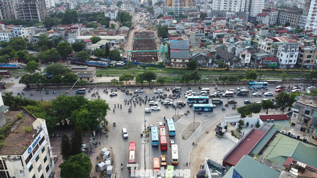 Ban Quản lý dự án đầu tư xây dựng công trình giao thông Hà Nội (chủ đầu tư) cho biết, khó khăn nhất của dự án so với các hầm chui khác là thi công, đào hầm bên dưới nhưng không được phong tỏa mặt bằng bên trên - vì bên trên vẫn là hệ thống đường sắt chạy tàu Bắc - Nam và ga Giáp Bát.
