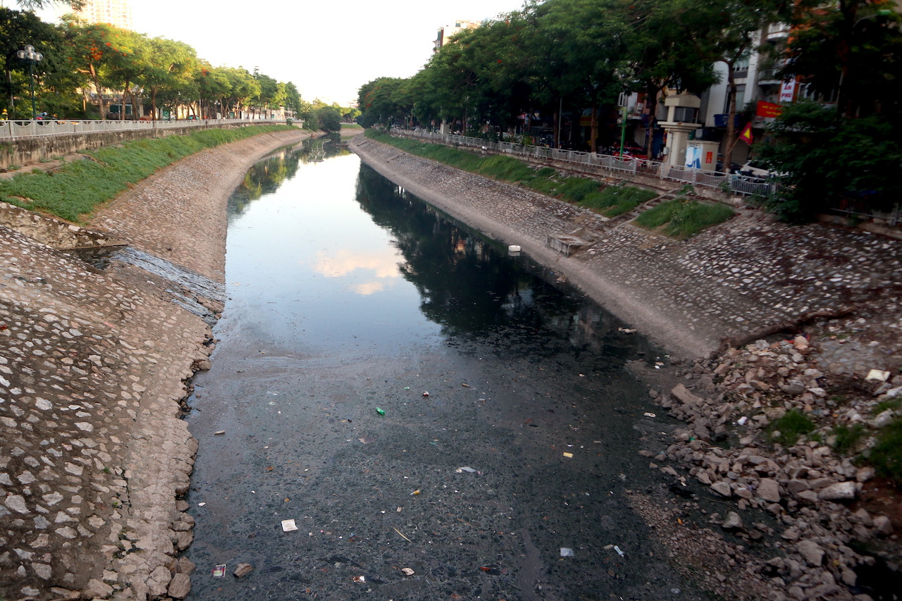 Mỗi ngày dòng sông này phải nhận trực tiếp hơn 160.000 m3 nước thải sinh hoạt của hàng triệu cư dân thành phố. Toàn tuyến trước đây có 280 cửa nước xả thải trực tiếp ra sông, phần lớn nước không qua xử lý khiến dòng sông ô nhiễm rất nặng.