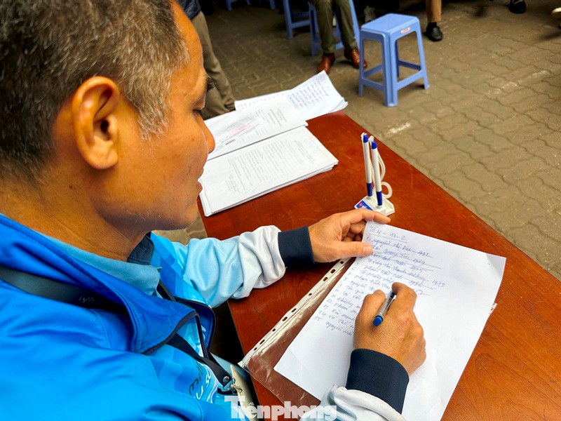 Chưa đến 8h làm việc buổi sáng, nhưng tại điểm giao dịch Cao Bá Quát trong mấy ngày qua, số lượng người dân đến đăng ký, lấy số để chờ làm thủ tục được thống kê, danh sách đã sang tờ thứ 3 thứ 4... Chưa đến 8h làm việc buổi sáng, nhưng tại điểm giao dịch Cao Bá Quát trong mấy ngày qua, số lượng người dân đến đăng ký, lấy số để chờ làm thủ tục được thống kê, danh sách đã sang tờ thứ 3 thứ 4...