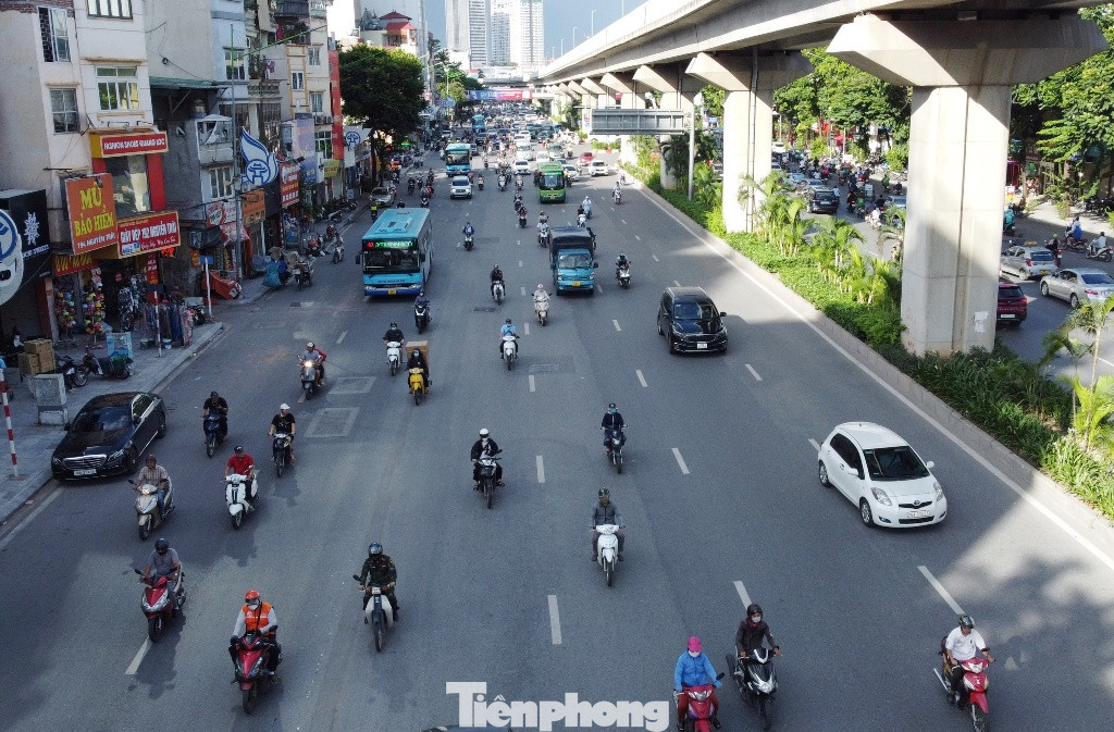 Thay vì hàng dải phân cách cứng đứng giữa đường thời gian qua, sáng 8/8 đường Nguyễn Trãi được trả lại nguyên trạng rộng 6 làn xe làn xe mỗi chiều. Thay vì hàng dải phân cách cứng đứng giữa đường thời gian qua, sáng 8/8 đường Nguyễn Trãi được trả lại nguyên trạng rộng 6 làn xe làn xe mỗi chiều.