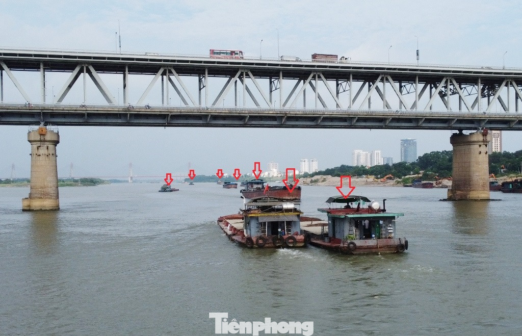 Trong ngày 14/5, nhóm Phóng viên đã ghi nhận có cả trăm lượt tàu chở vật liệu xây dựng chìm mớm nước, đua tốc độ vượt qua khu vực gầm cầu Thăng Long để vào hướng nội thành Hà Nội.