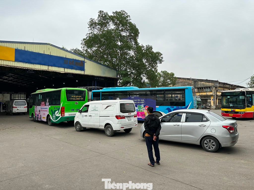 Ngoài lượng xe con cá nhân đông, tại TTĐK Tam Hiệp còn có rất nhiều xe chở khách, xe tải đến đăng kiểm.