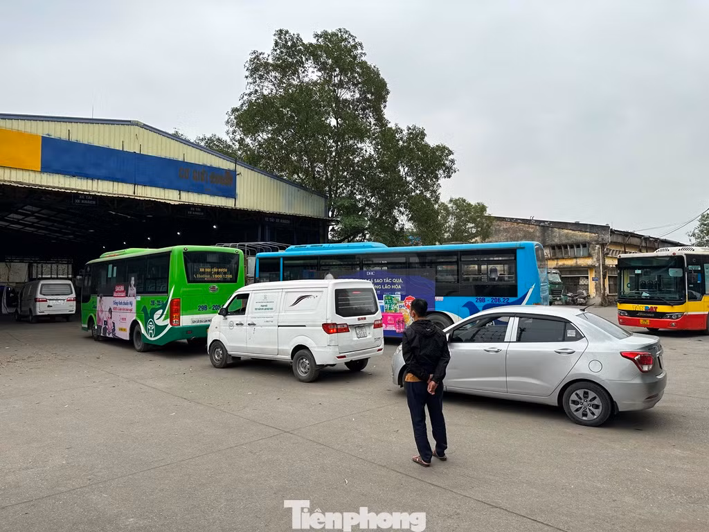 Xe ô tô xếp hàng chờ đăng kiểm tại trạm Tam Hiệp (Thanh Trì) trong 2 ngày qua.