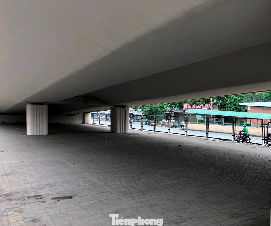 Còn gầm cầu vượt Nguyễn Trãi rộng cả nghìn mét vuông mỗi nhịp cầu thì đang bỏ trống.