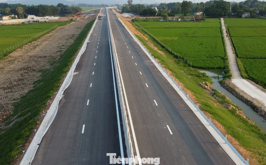 Đề cập đến khối lượng thi công tại dự án, ông Thắng cho biết, hiện công trình đã đạt khối lượng trên 90%, dự án đang tập trung thảm đường ở các gói thầu XL01, XL03. "Công việc thi công và hoàn thiện móng mặt đường, các nhà thầu cam kết thi công xong trước 25/8; sau đó hoàn thiện các hạng mục như đèn chiếu sáng, thiết đảm bảo giao thông, phục vụ dự án thông xe vào dịp Quốc khánh 2/9 tới", ông Thắng nói.