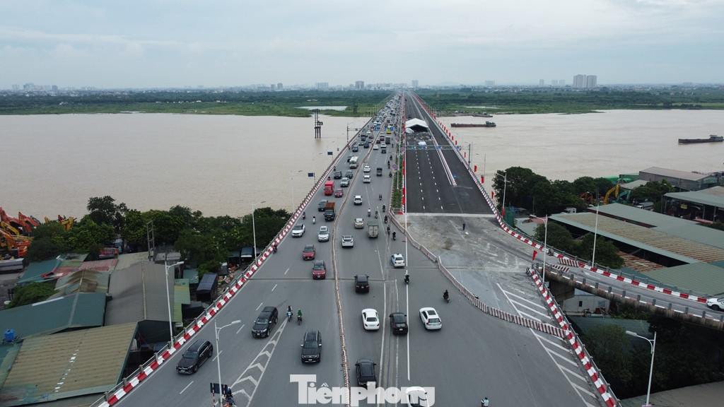 Để chuẩn bị cho lễ thông xe, hiện hai đầu cầu trong đó có phía lên cầu từ hướng nội thành vẫn phải đóng lại bằng dải phân cách bê tông. Để chuẩn bị cho lễ thông xe, hiện hai đầu cầu trong đó có phía lên cầu từ hướng nội thành vẫn phải đóng lại bằng dải phân cách bê tông.