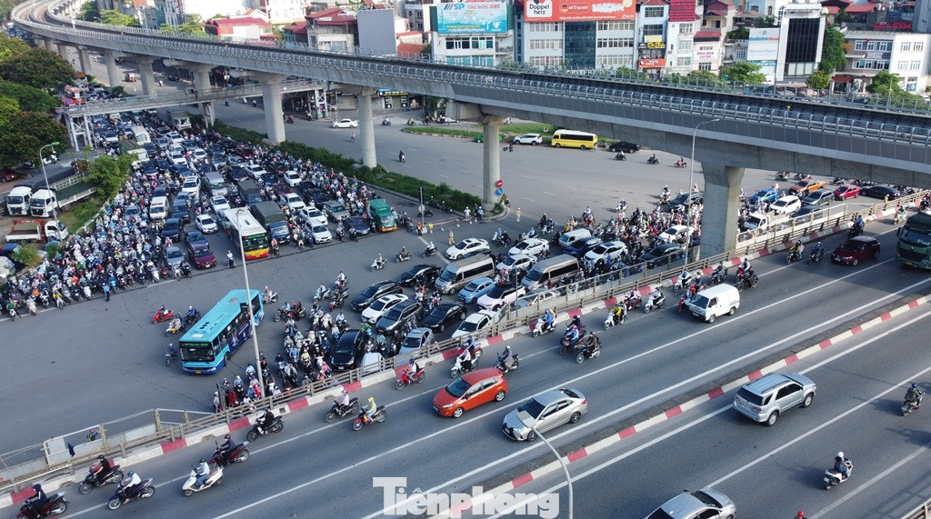 Khi bị hàng rào công trường, đường dành cho giao thông tại nút giao bị thu hẹp, giờ cao điểm phương tiện từ các ngã đường đổ về bị thu hẹp như cái phễu, dẫn đến ùn tắc kéo dài.