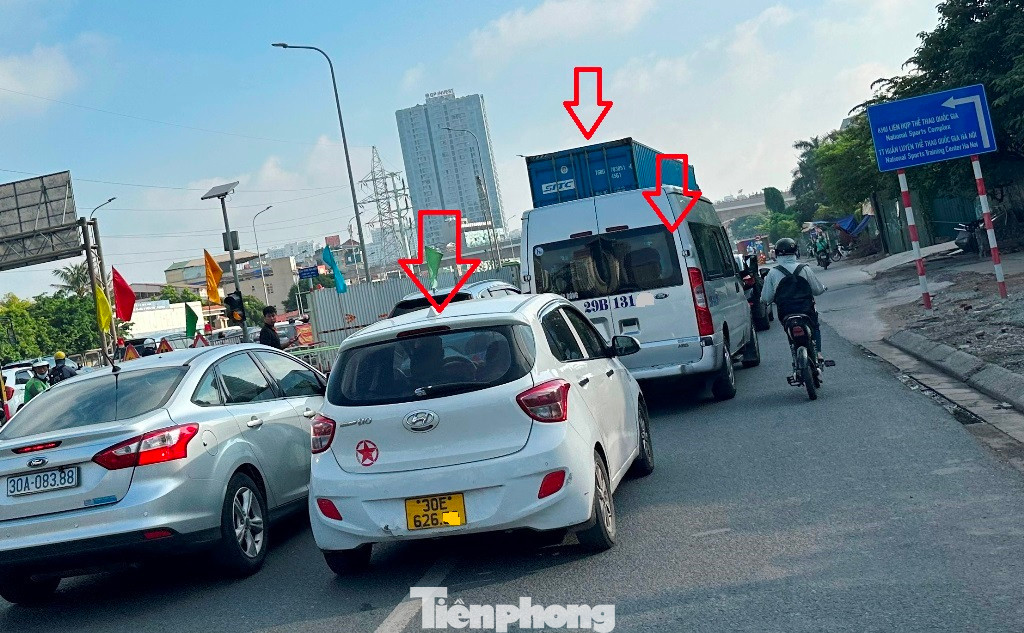 Ghi nhận của PV Tiền Phong sáng 11/7, mặc dù phương án cấm xe tải, xe hợp đồng nhưng thời điểm sáng nay, các loại xe này vẫn nối đuôi nhau qua nút giao Mai Dịch bên dưới.