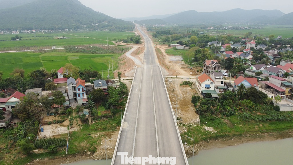 Nhờ có làn xe này, người dân tại vùng tam giác giao nhau giữa 3 huyện là Hà Trung (các xã Hà Lĩnh, Hà Sơn), Yên Định (các xã Định Công, Định Thành) và Vĩnh Lộc (xã Vĩnh An) không phải qua sông Mã bằng thuyền, phà như lâu nay. Nhờ có làn xe này, người dân tại vùng tam giác giao nhau giữa 3 huyện là Hà Trung (các xã Hà Lĩnh, Hà Sơn), Yên Định (các xã Định Công, Định Thành) và Vĩnh Lộc (xã Vĩnh An) không phải qua sông Mã bằng thuyền, phà như lâu nay.