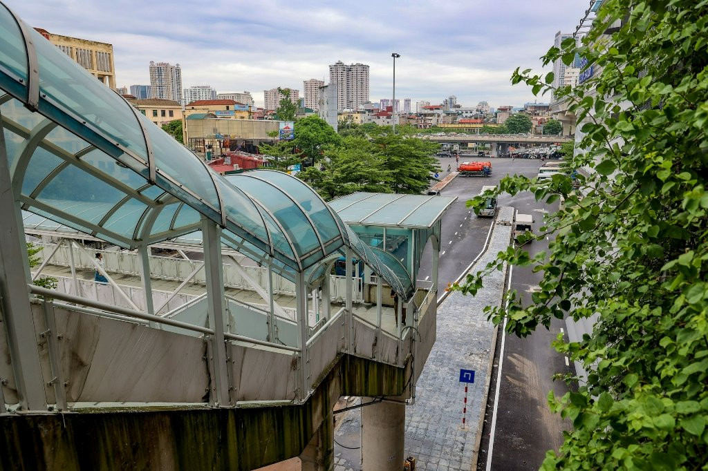 Do ga nằm trên cao (tầng 2) nên để tiếp cận, khách phải đi cầu thang bộ hoặc cầu thang máy. Do ga nằm trên cao (tầng 2) nên để tiếp cận, khách phải đi cầu thang bộ hoặc cầu thang máy.