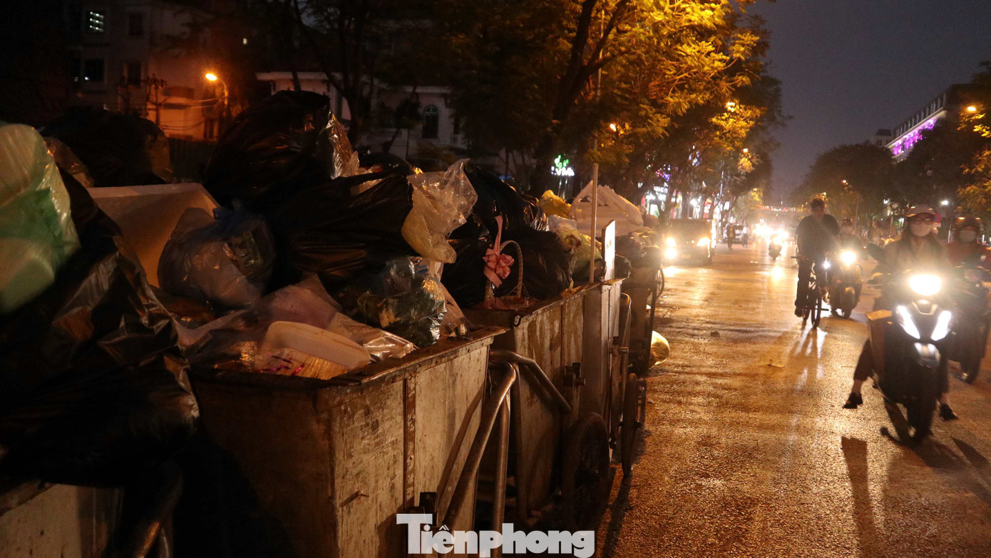 Quận Cầu Giấy là một trong những con đường có mật độ giao thông đi lại lớn, đặc biệt vào giờ cao điểm thường xuyên xảy ra ùn tắc, tuy nhiên xe rác và xe tập kết đang hoạt động vào nhiều thời điểm trên đường, gây mất vệ sinh và cản giao thông. Quận Cầu Giấy là một trong những con đường có mật độ giao thông đi lại lớn, đặc biệt vào giờ cao điểm thường xuyên xảy ra ùn tắc, tuy nhiên xe rác và xe tập kết đang hoạt động vào nhiều thời điểm trên đường, gây mất vệ sinh và cản giao thông.