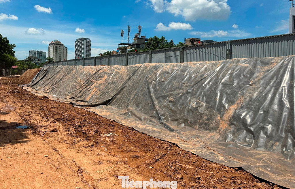 Sau khi được đắp đất hoàn trả, bờ đê được phủ bạt chống thấm nước, sạt lở. Sau khi được đắp đất hoàn trả, bờ đê được phủ bạt chống thấm nước, sạt lở.