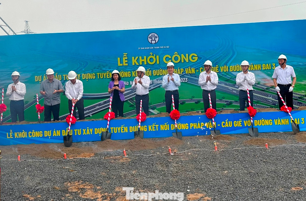Lãnh đạo Thành ủy, UBND thành phố Hà Nội, Bộ GTVT, chủ đầu tư và đại diện Sở ngành khởi công dự án. Ảnh: T.Đảng Lãnh đạo Thành ủy, UBND thành phố Hà Nội, Bộ GTVT, chủ đầu tư và đại diện Sở ngành khởi công dự án. Ảnh: T.Đảng