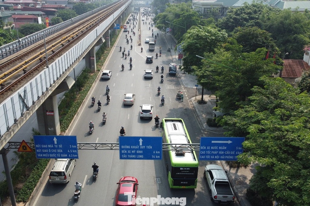 Do lo ngại ùn tắc xảy ra kéo dài và ảnh hưởng đến việc đi lại của thí sinh, người nhà trong kỳ thi vào cấp 3 của thành phố bắt đầu diễn ra vào sáng nay, Trung tá Nguyễn Đức Thắng, Đội trưởng Đội CSGT số 7, Phòng CSGT Hà Nội cho biết, trong ngày dịp cuối tuần này, CSGT đã yêu cầu chủ đầu tư và nhà thầu chỉ rào một trên tổng số 8 điểm thi công trên đường Nguyễn Trãi. Ảnh: Đường Nguyễn Trãi đến nút giao Thanh Xuân sáng nay vẫn chưa bị dựng rào.