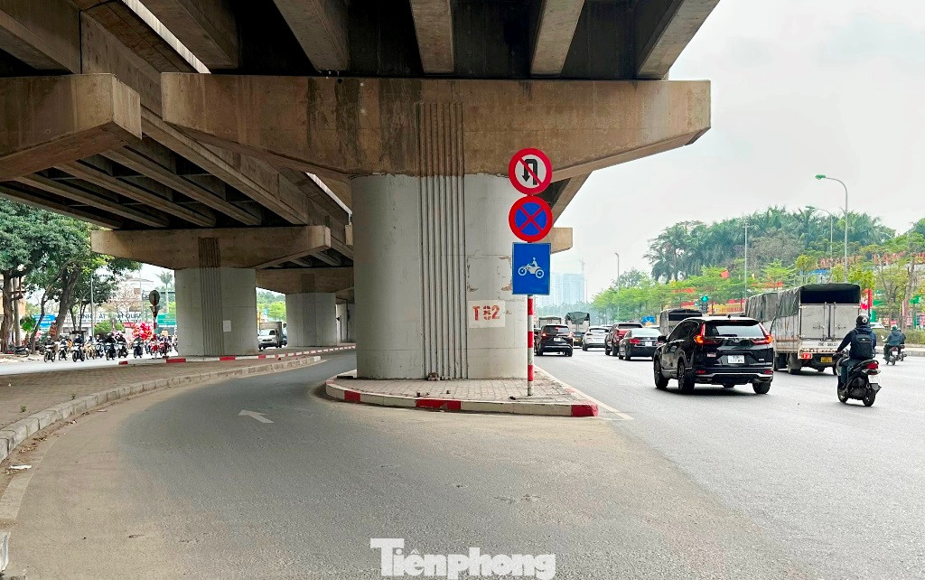 Cầu và đường dẫn vào cầu nằm khuất ở dải phân cách giữa đường trên cao Vành đai 3, xe máy khó tiếp cận dẫn đến cầu luôn vắng xe qua lại.