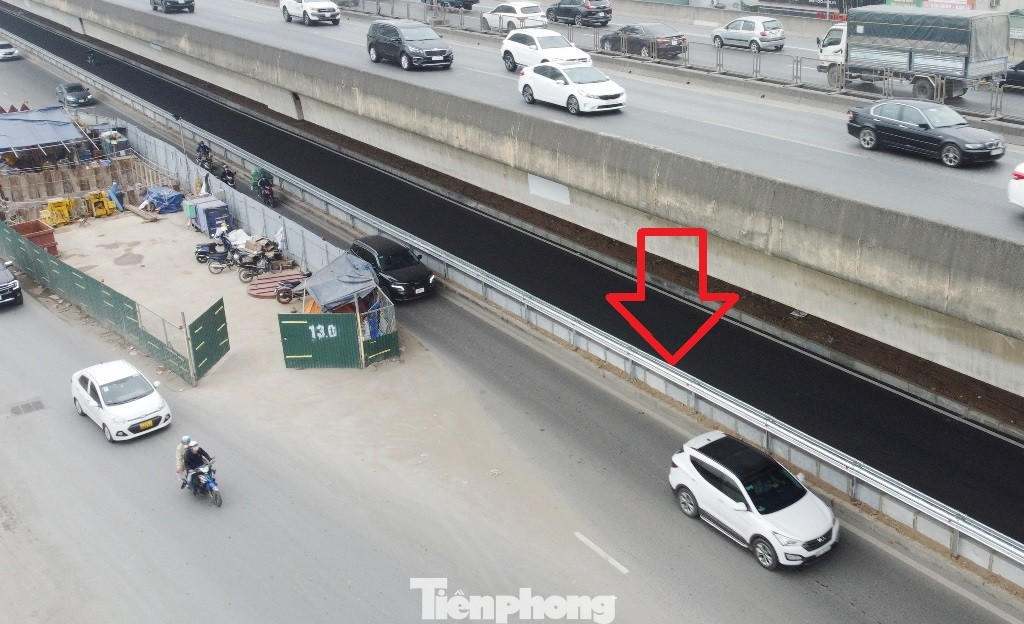 Một điều đang gây khó hiểu là chủ đầu tư lại cho dựng một dải phân cách cứng bằng tôn (mũi tên) khiến làn đường mở rộng vừa bị chiếm diện tích, vừa chật chội. Một điều đang gây khó hiểu là chủ đầu tư lại cho dựng một dải phân cách cứng bằng tôn (mũi tên) khiến làn đường mở rộng vừa bị chiếm diện tích, vừa chật chội.