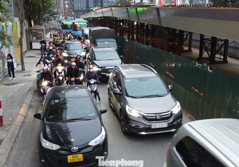 Việc thi công cầu đã ảnh hưởng đến giao thông nút giao Chùa Bộc hơn năm nay, phương tiện thường xuyên bị ùn tắc giờ cao điểm. Để giảm ùn tắc, Sở GTVT Hà Nội đã tổ chức phân luồng hạn chế, cấm nhiều loại xe qua nút.