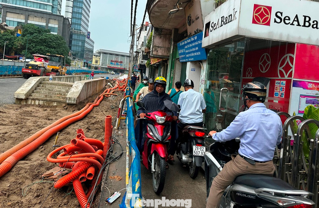 Chiều đường hai bên chỉ để lại khoảng hơn 1 mét chiều rộng vỉa hè, xe máy của người dân sống tại khu vực công trường đi lại rất khó khăn. Thời gian rào chắn để thi công có kế hoạch là 15 tháng, tuy nhiên đến nay đã kéo dài 4 năm. Chiều đường hai bên chỉ để lại khoảng hơn 1 mét chiều rộng vỉa hè, xe máy của người dân sống tại khu vực công trường đi lại rất khó khăn. Thời gian rào chắn để thi công có kế hoạch là 15 tháng, tuy nhiên đến nay đã kéo dài 4 năm.