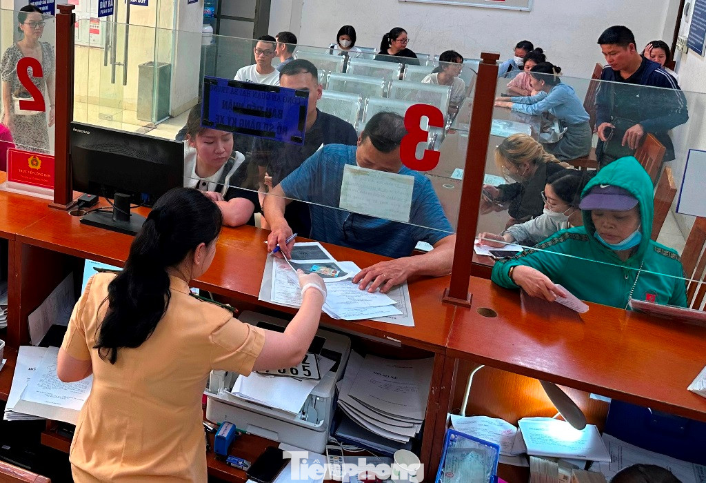 Ngoài ra, đại diện Đội Cảnh sát giao thông - Trật tự thuộc một số Công an quận trên địa bàn Hà Nội cho biết, thời điểm đầu năm học mới là thời gian có lượng hồ sơ đăng ký biển số xe máy, xe điện 2 bánh nhiều nhất trong năm. Đây cũng là một phần nguyên nhân khiến nhiều cơ sở đăng ký xe quá tải.