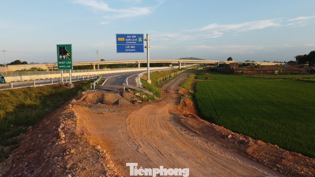 Tuy nhiên đến nay, cao tốc Mai Sơn - QL45 đã hoàn thành được 3 tháng, nhưng nút giao vẫn ngổn ngang thế này.