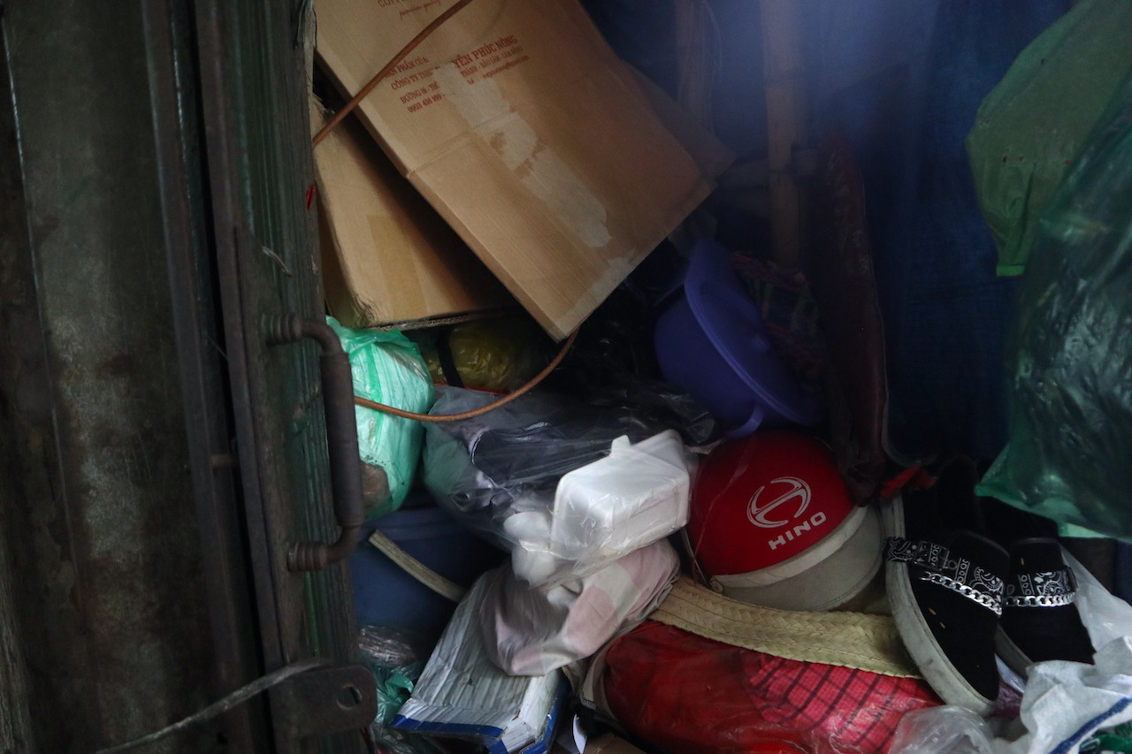 Thiếu diện tích, người dân cố gắng tận dụng từng góc nhỏ để cất đồ đạc.