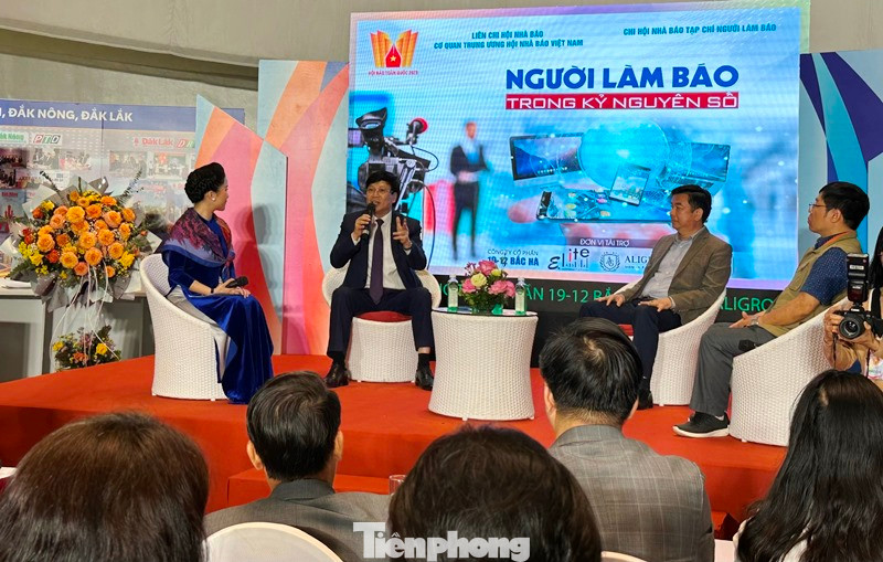 Các đại biểu dự "Talkshow Người làm báo trong kỷ nguyên số” và phát biểu ý kiến sáng 18/3. Ảnh: Trọng Đảng