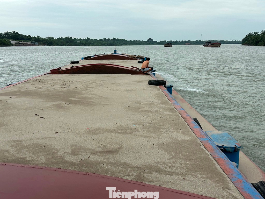 Tuy nhiên lái tàu và quản lý cho biết, do cát chở bị ướt nên đã đọng lượng nước lớn trong khoang, dẫn đến mớn nước an toàn bị ngập. Kiểm tra thấy có thực tế này nên tổ công tác đã yêu cầu nhân viên trên tàu bơm cạn cho nổi mớn nước lên. Tuy nhiên lái tàu và quản lý cho biết, do cát chở bị ướt nên đã đọng lượng nước lớn trong khoang, dẫn đến mớn nước an toàn bị ngập. Kiểm tra thấy có thực tế này nên tổ công tác đã yêu cầu nhân viên trên tàu bơm cạn cho nổi mớn nước lên.