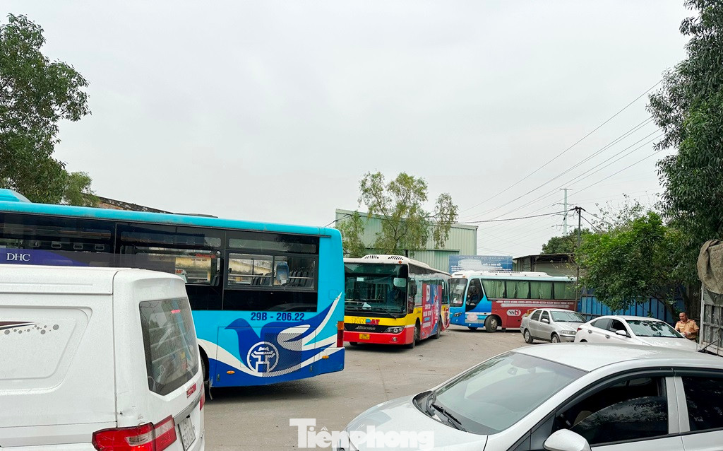 Tại một số trung tâm đăng kiểm ngoại thành còn hoạt động trong 2 ngày qua, PV Tiền Phong ghi nhận có rất nhiều xe buýt phải chen chúc và xếp hàng nhiều ngày trên đường để chờ được đăng kiểm.